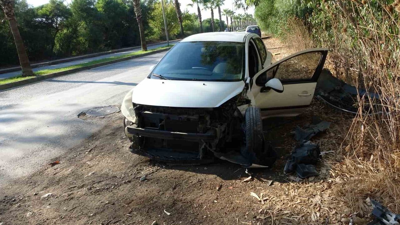 OTOMOBİL SÜRÜCÜSÜNÜN DİREKSİYON HAKİMİYETİNİ KAYBETMESİ SONUCU ÖNCE REFÜJ BORDÜRÜNE ARDINDAN DA...