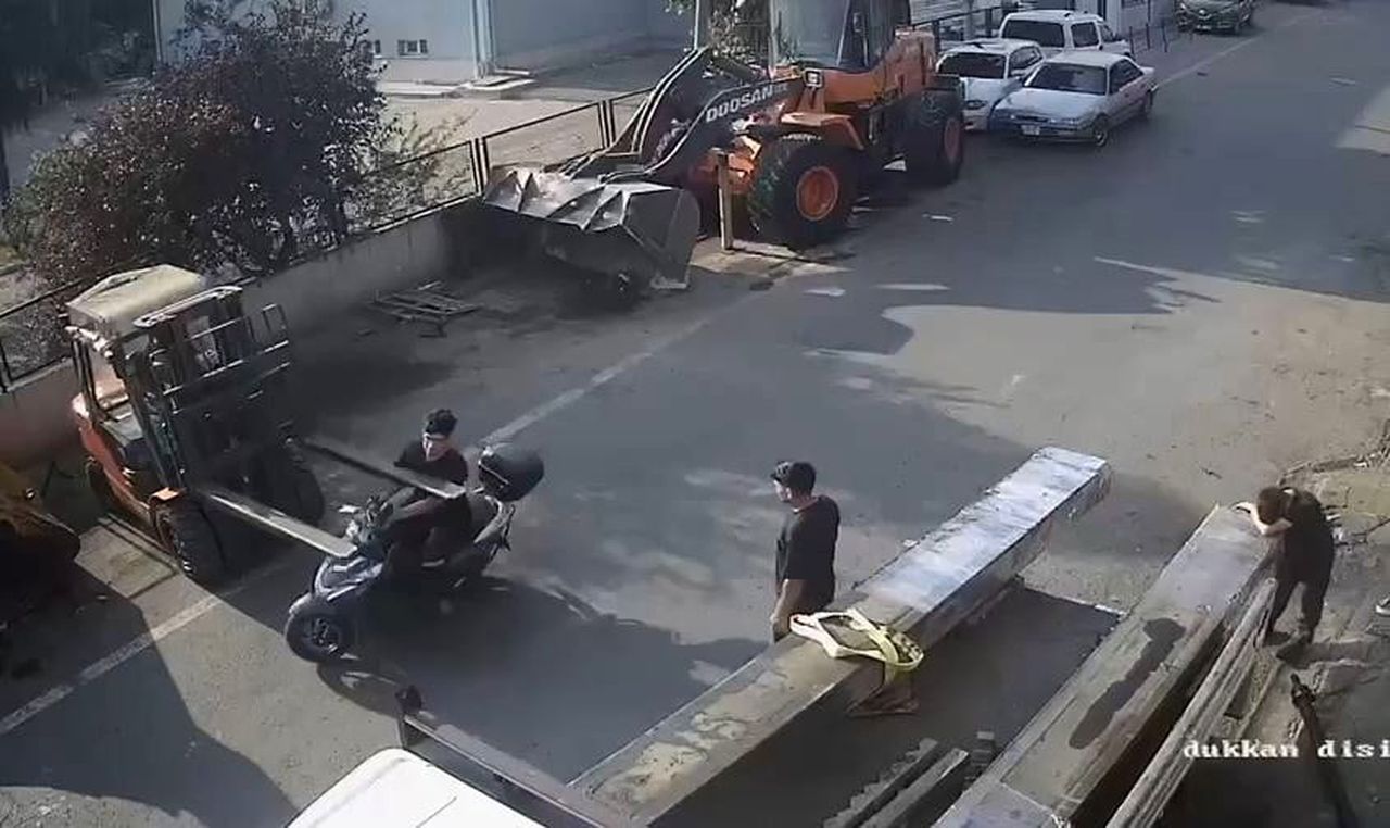 SÜLEYMANPAŞA İLÇESİNDE MOTOSİKLET SÜRÜCÜSÜNÜN, YOL KENARINDA YÜK İNDİRMEYE HAZIRLANAN FORKLİFTİN...