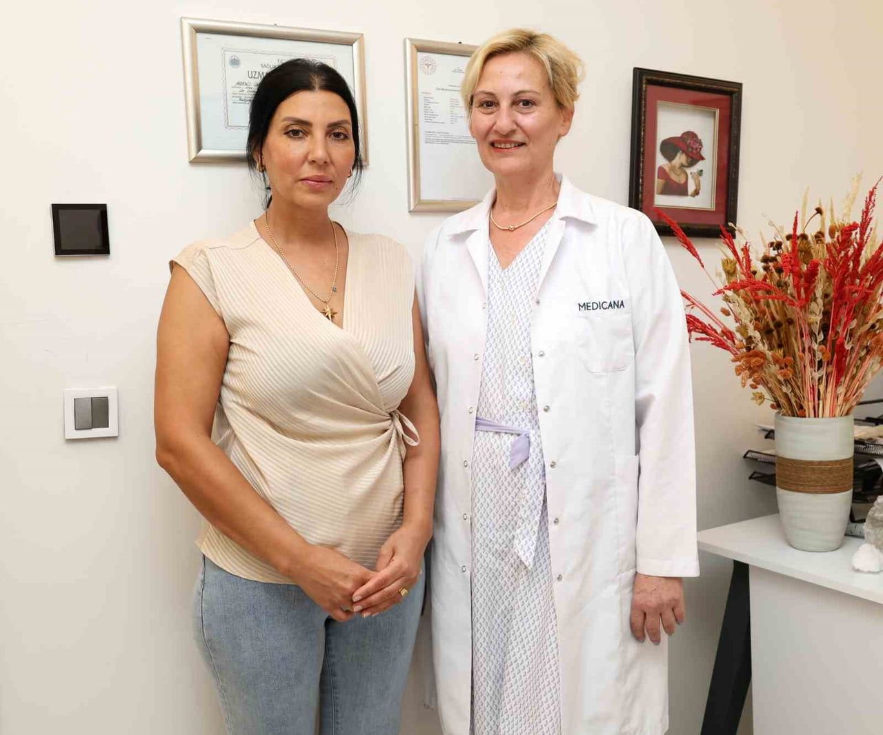HASTA EMEL KARACA (SOLDA) VE UZM. DR. ÇİMEN AKÇAY (SAĞDA)