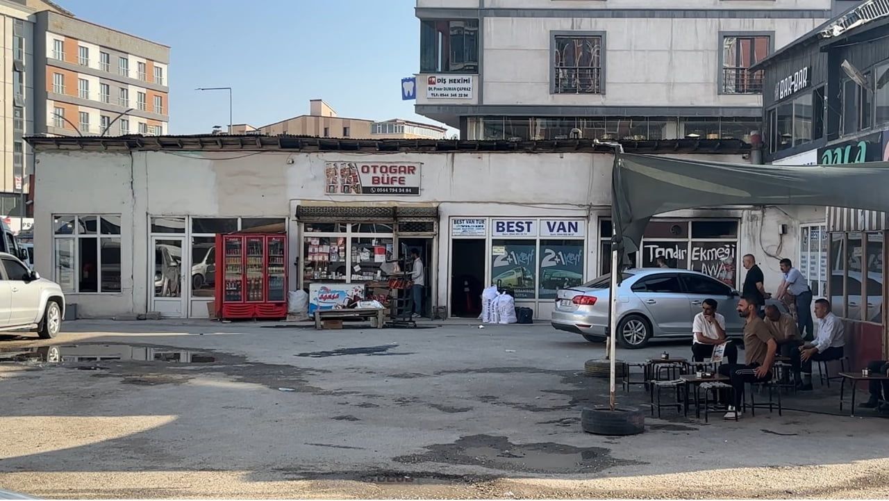 YÜKSEKOVA'DA MEVCUT OTOBÜS TERMİNALİNİN YETERSİZLİĞİ BÖLGE HALKI VE ESNAF TARAFINDAN TEPKİYLE...