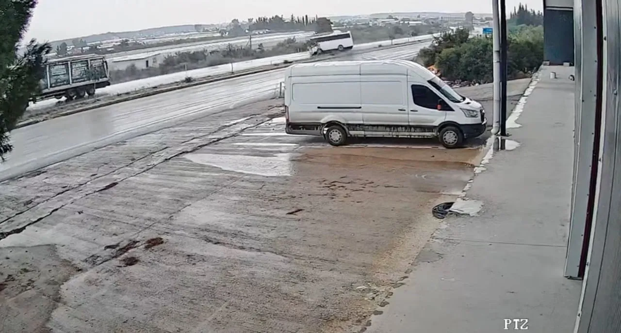 ANTALYA-ISPARTA KARAYOLUNDA YOLCU MİDİBÜS DEVRİLMESİ SONUCU MEYDANA GELEN VE 17 KİŞİ...