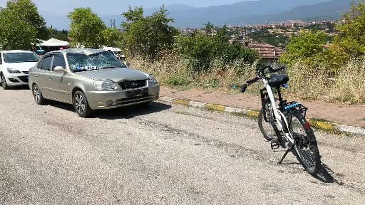 Otomobille çarpışan bisikletli ağır yaralandı