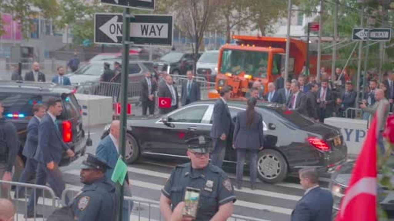 Cumhurbaşkanı Recep Tayyip Erdoğan, New York’ta bulunan Türkevi’ne gelişi sırasında Türk...