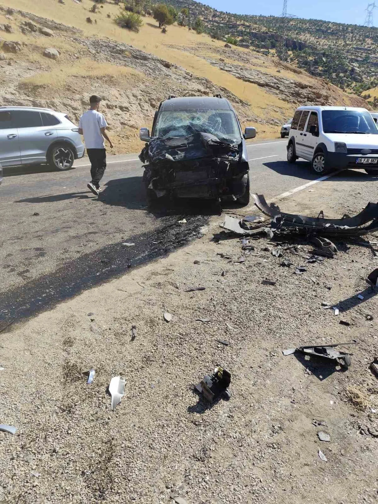 SİİRT'İN ERUH İLÇESİNDE HAFİF TİCARİ ARAÇ İLE KAMYONETİN ÇARPIŞMASI SONUCU MEYDANA GELEN TRAFİK...