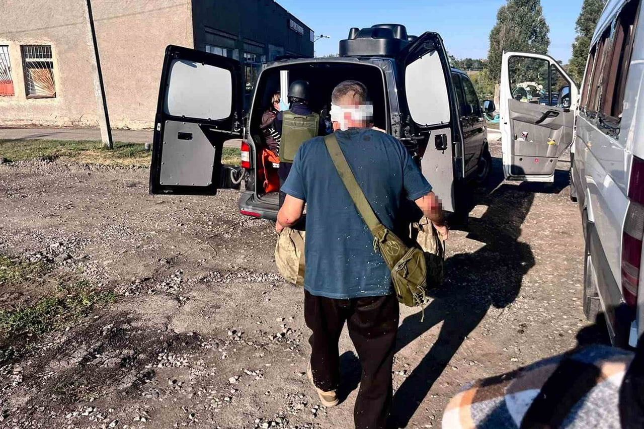 UKRAYNA’NIN DNİPROPETROVSK BÖLGESİNDE SİVİLLERİ TAŞIYAN MİNİBÜSE RUSYA TARAFINDAN İNSANSIZ HAVA...