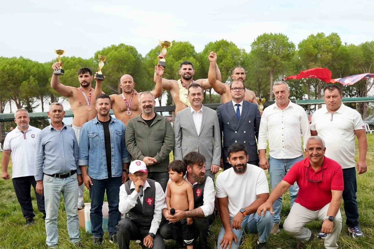 BALIKESİR'İN GÖMEÇ İLÇESİ YAĞLI GÜREŞLERE EV SAHİPLİĞİ YAPTI.