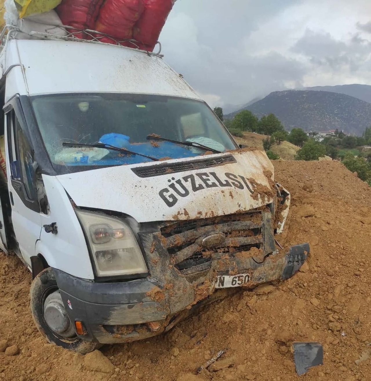 ADIYAMAN’IN GERGER İLÇESİNDE KONTROLDEN ÇIKAN YOLCU MİNİBÜSÜ ŞARAMPOLE GİRDİ.