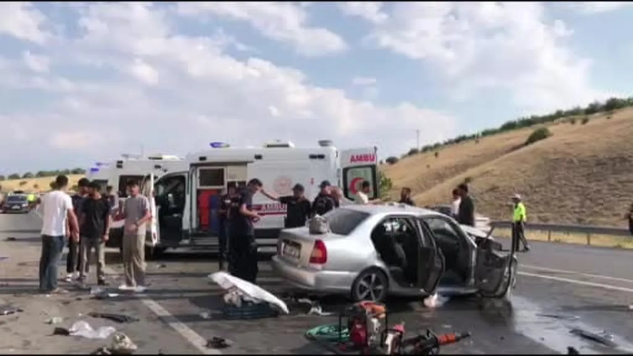 Malatya'da üç aracın karıştığı kazada 8 kişi yaralandı