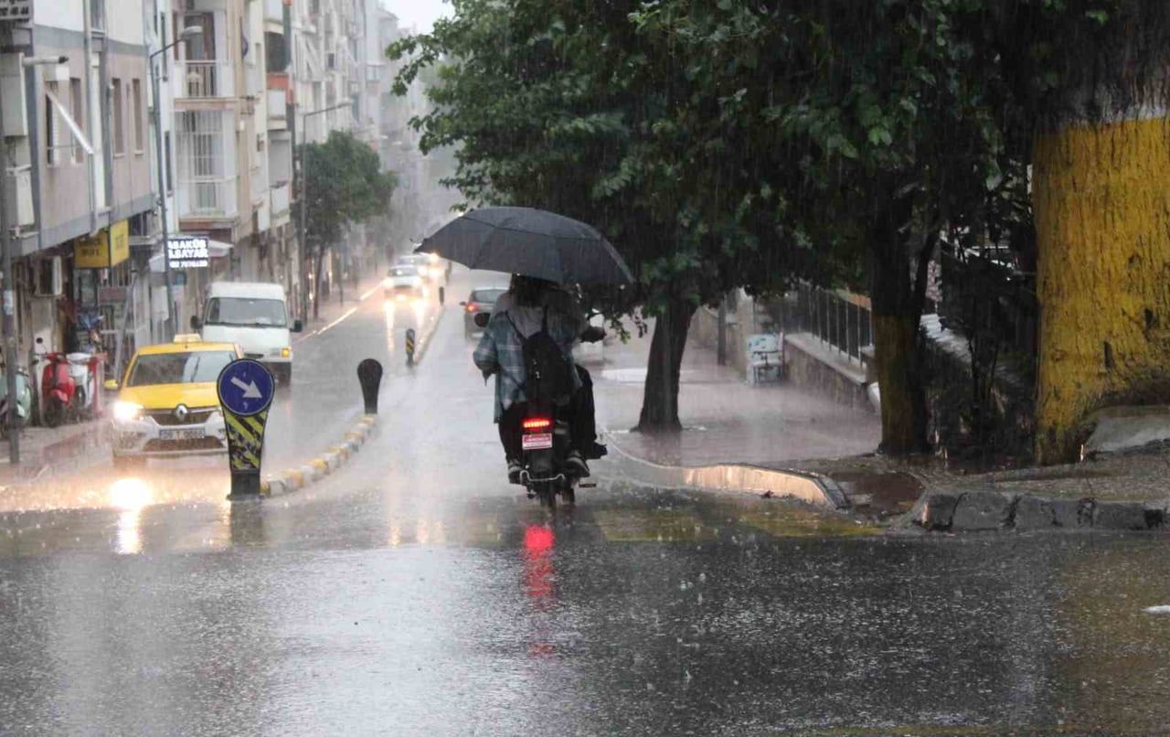 AYDIN'DA AKŞAM SAATLERİNDE BAŞLAYAN SAĞANAK YAĞIŞ ARALIKLARLA ETKİLİ OLURKEN, HAZIRLIKSIZ...