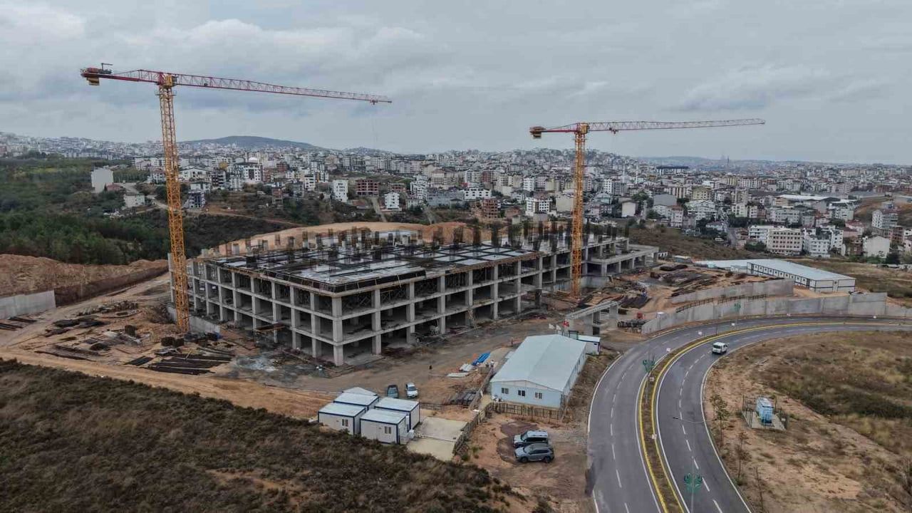 ÇAYIROVA BELEDİYE BAŞKANI BÜNYAMİN ÇİFTÇİ, YAPIMI DEVAM EDEN 200 YATAKLI ÇAYIROVA DEVLET HASTANESİ...