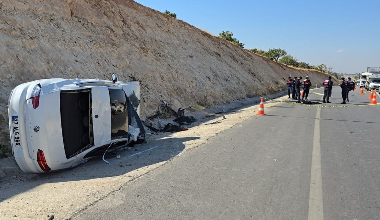 GAZİANTEP'İN NİZİP İLÇESİNDE KAVŞAKTA OTOMOBİL İLE ÇARPIŞAN MOTOSİKLETİN SÜRÜCÜSÜ OLAY YERİNDE...
