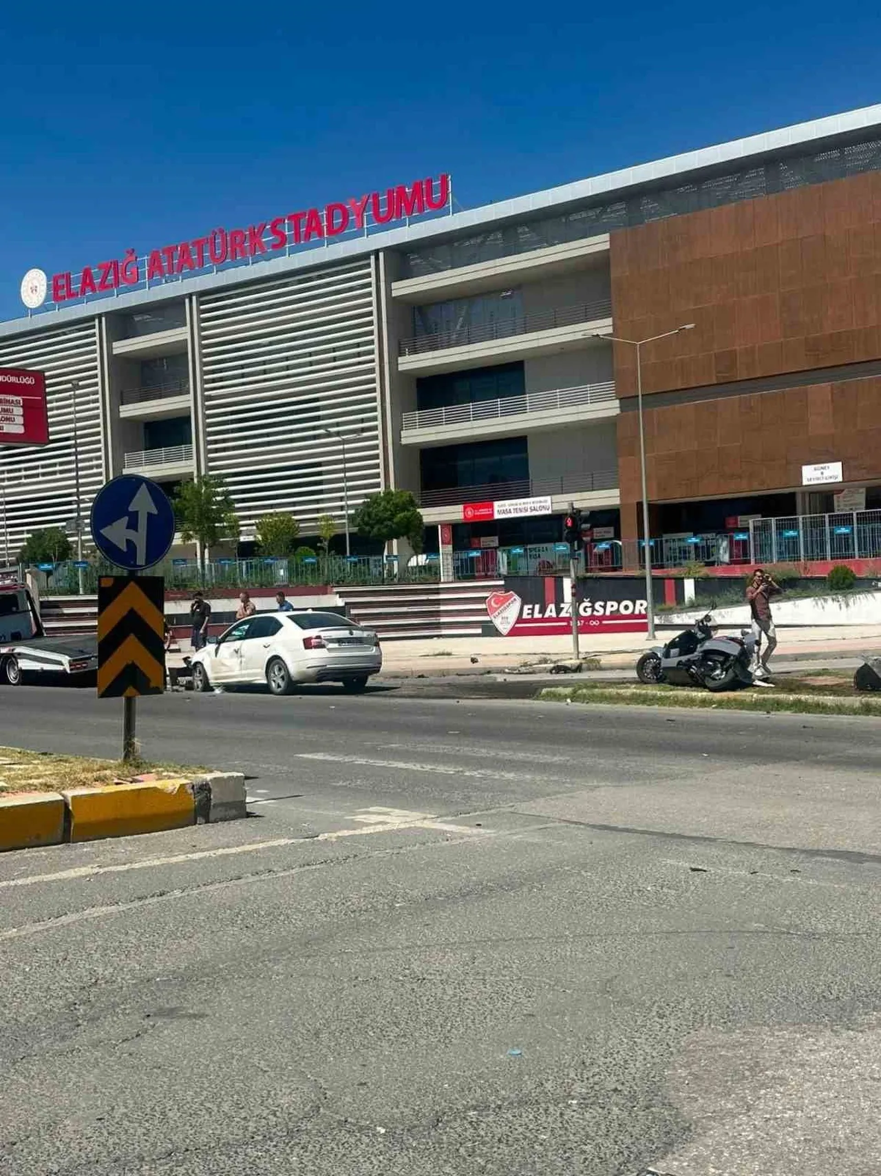 ELAZIĞ’DA  OTOMOBİL İLE MOTOSİKLET ÇARPIŞTI: 3 YARALI