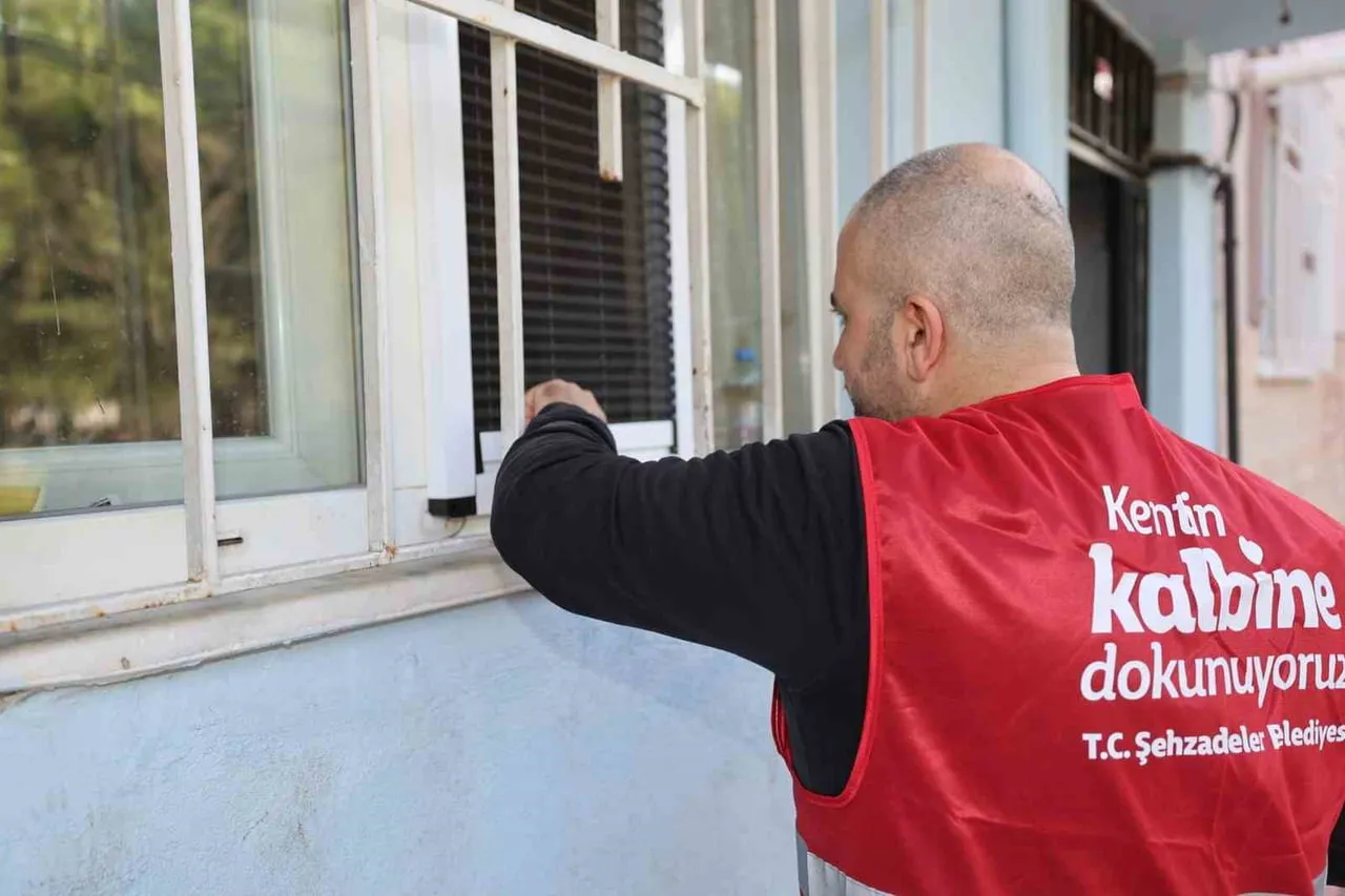 ŞEHZADELER BELEDİYESİ, İLÇEDE YAŞAYAN İHTİYAÇ SAHİPLERİNE SICAK YEMEK HİZMETİ SUNUYOR....