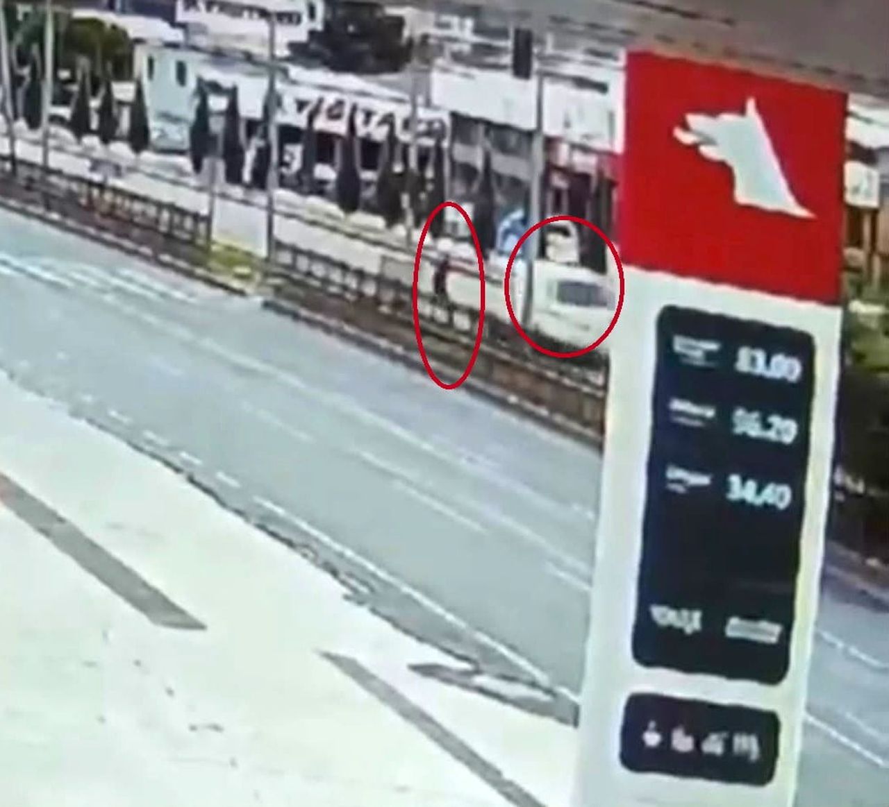 DİYARBAKIR'DA YAYA GEÇİDİNDEN GEÇMEYE ÇALIŞAN ŞAHSIN ÖLÜMDEN DÖNDÜĞÜ ANLAR KAMERADA