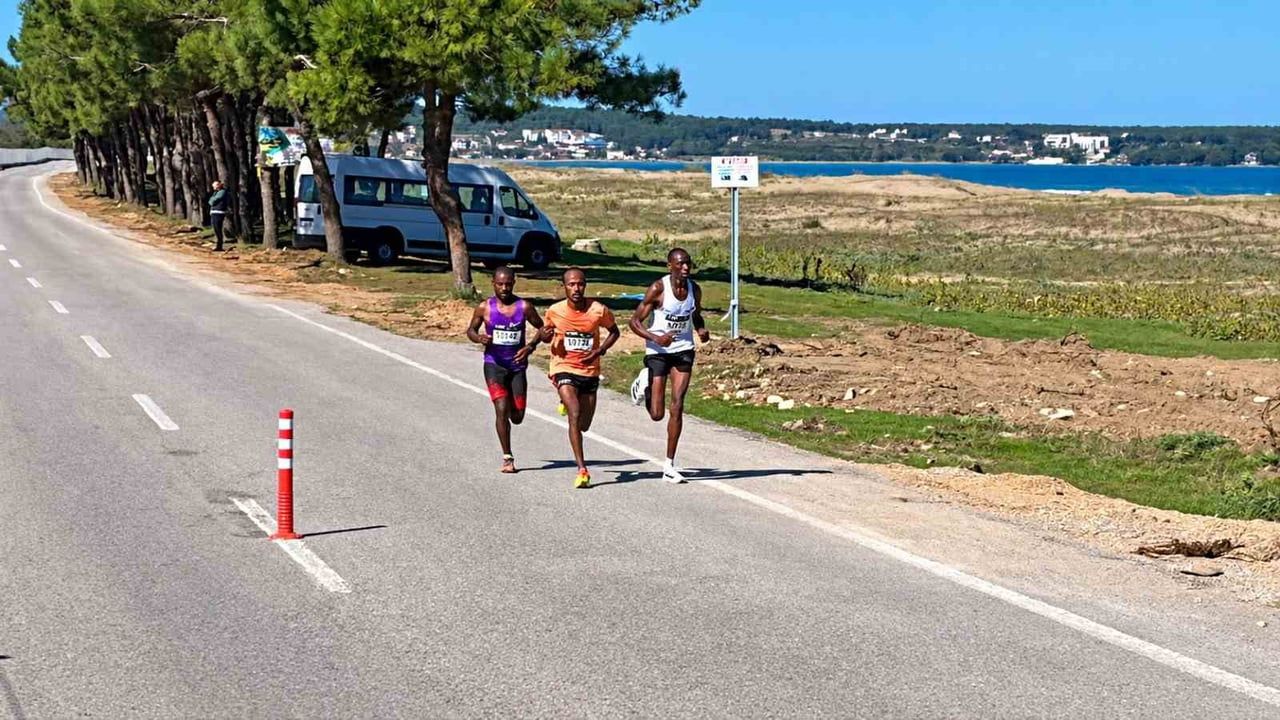 SİNOP’TA İLK KEZ DÜZENLENEN SEV SİNOP YARI MARATONU’NDA SPORCULAR, 21 VE 10 KİLOMETRELİK...