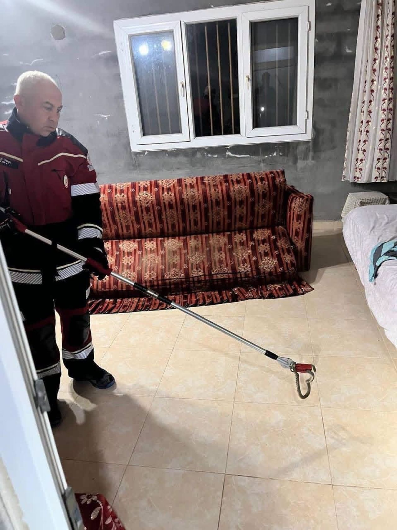 SAMANDAĞ YENİ MAHALLESİ’NDE YERLEŞİM YERİNDE GÖRÜLEN YILAN EKİPLER TARAFINDAN ZARAR VERİLMEDEN...