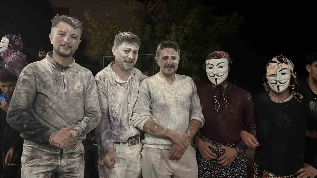 SİVAS’IN ALTINYAYLA İLÇESİNDE GEÇMİŞTEN BU YANA SÜREGELEN DEVE OYUNU VE EŞEĞE BİNDİRME GELENEĞİ...