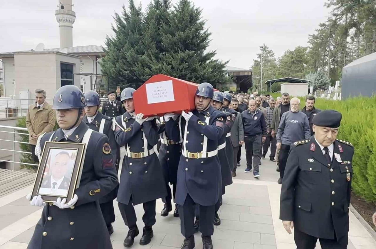 KOCAELİ DE SPOR YAPTIĞI SIRADA GEÇİRDİĞİ KALP KRİZİ SONUCU HAYATINI KAYBEDEN JANDARMA ASTSUBAY...