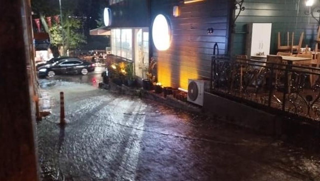 İSTANBUL'DA SAĞANAK YAĞIŞ ETKİLİ OLUYOR