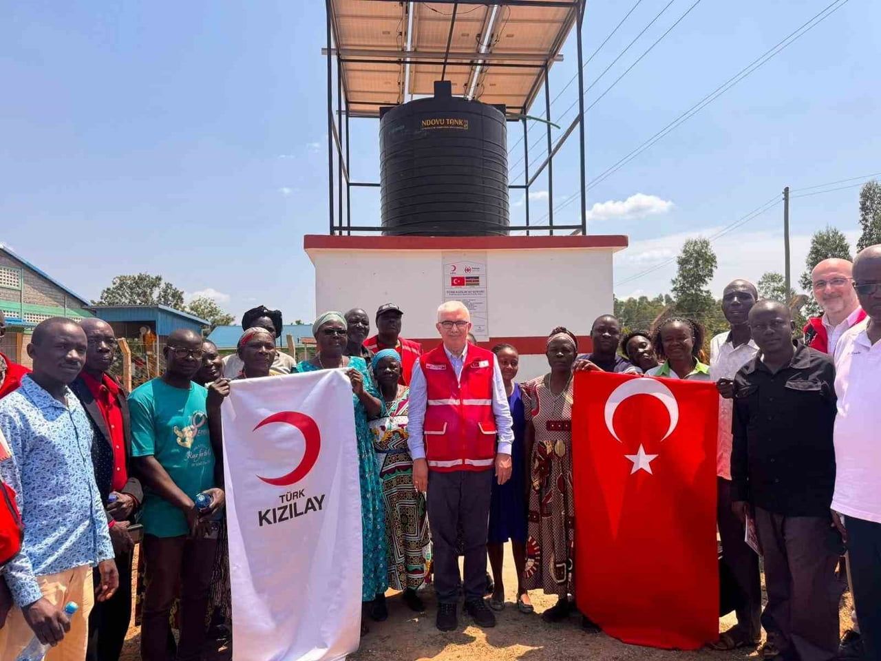 TÜRK KIZILAYI, AFRİKA'DAKİ İNSANİ YARDIM FAALİYETLERİNE BİR YENİSİNİ DAHA EKLEYEREK KENYA'DA GÜNEŞ...