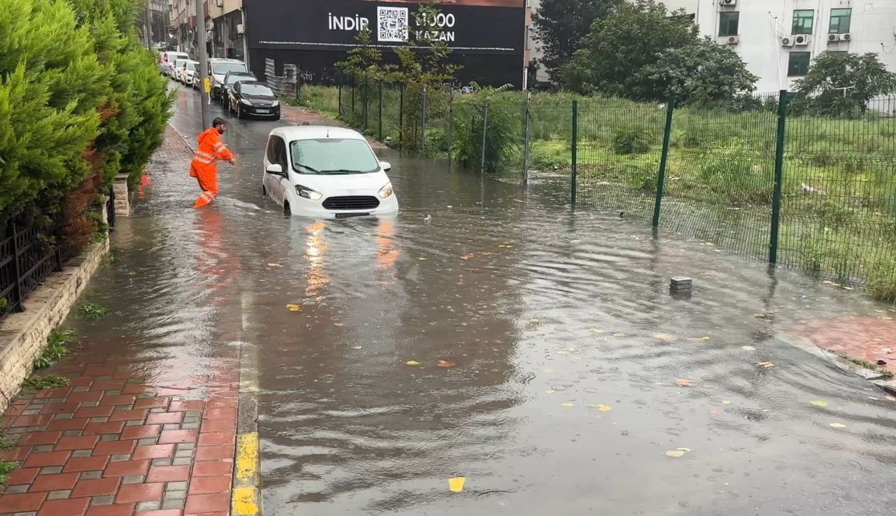 İSTANBUL ŞİŞLİ’DE ETKİLİ OLAN SAĞANAK YAĞIŞIN ARDINDAN YOLDA SU BİRİKİNTİLERİ OLUŞTU. CADDE...