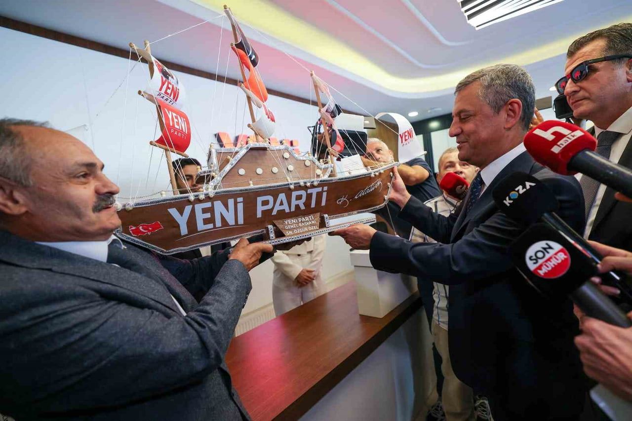 YENİ PARTİ GENEL BAŞKANI ÖZGÜR ÖZEL, ANKARA ÇANKAYA'DA BULUNAN YENİ PARTİ GENEL MERKEZİ'NDE...