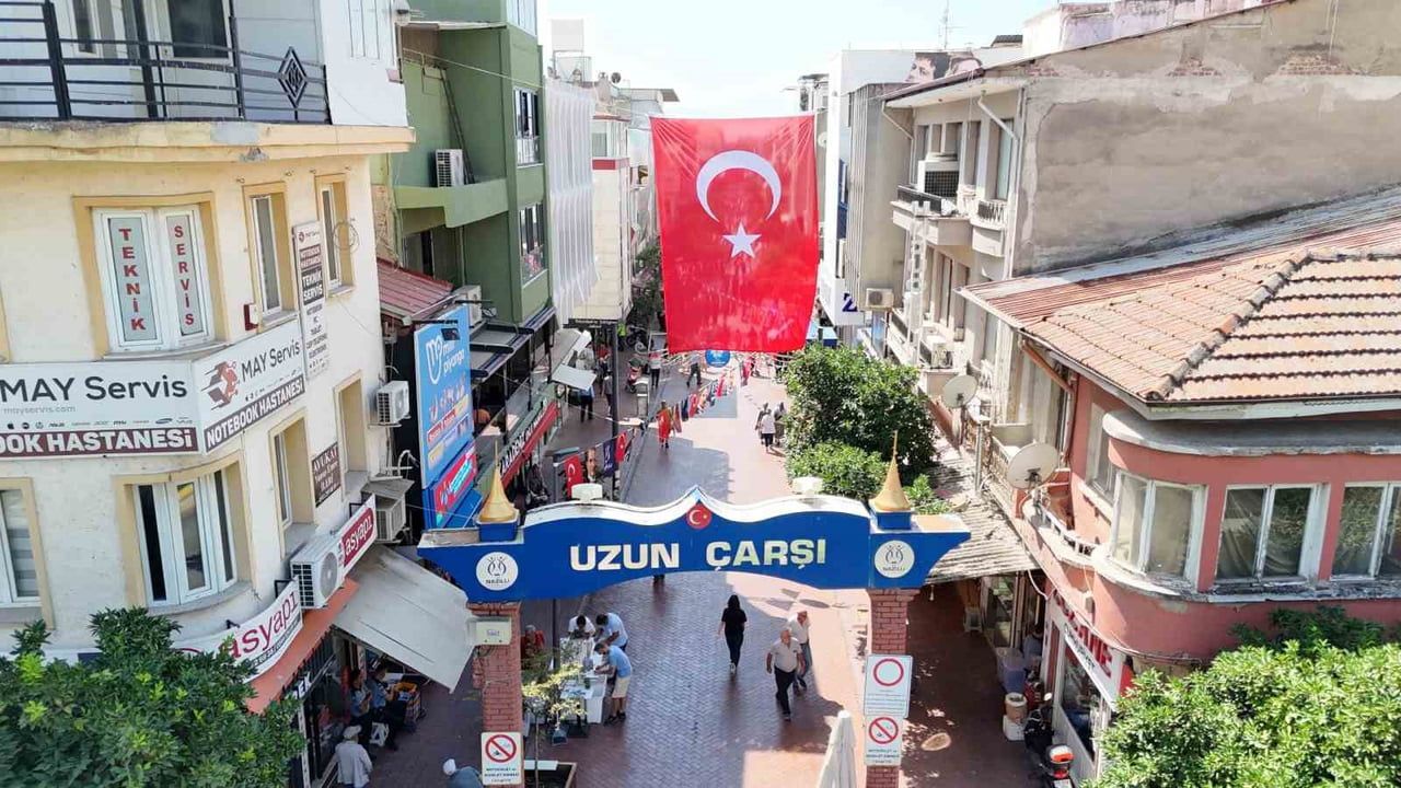 NAZİLLİ BELEDİYESİ İLÇEYİ TÜRK BAYRAKLARI İLE DONATIYOR