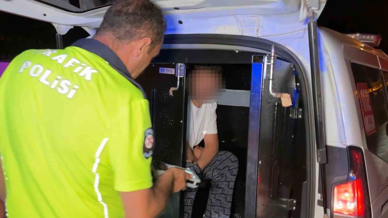 POLİSİN EHLİYET, KİMLİK VE TC NUMARASI İSTEĞİ SÜRÜCÜ (FOTOĞRAFTA KAFES İÇİNDE) MEMURLARA, "150 TL...