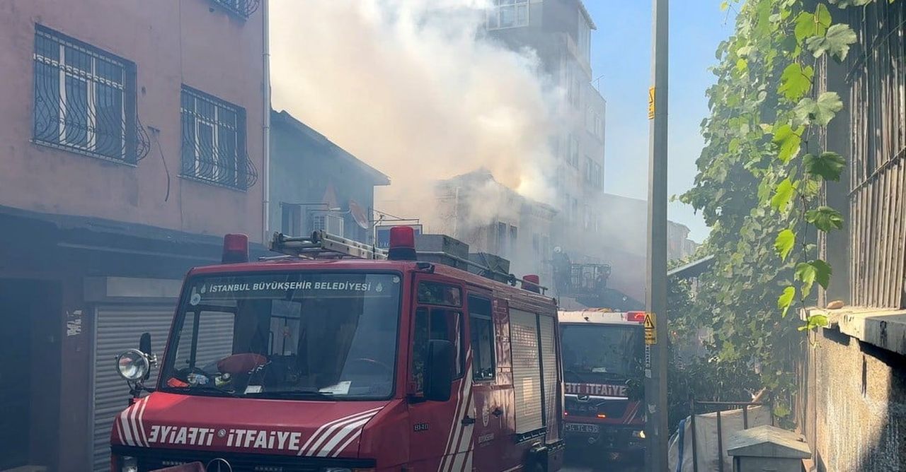 BEYOĞLU’NDA, İKİ KATLI BİR İŞ YERİNDE ÇIKAN YANGIN İTFAİYE EKİPLERİNİN MÜDAHALESİ İLE...