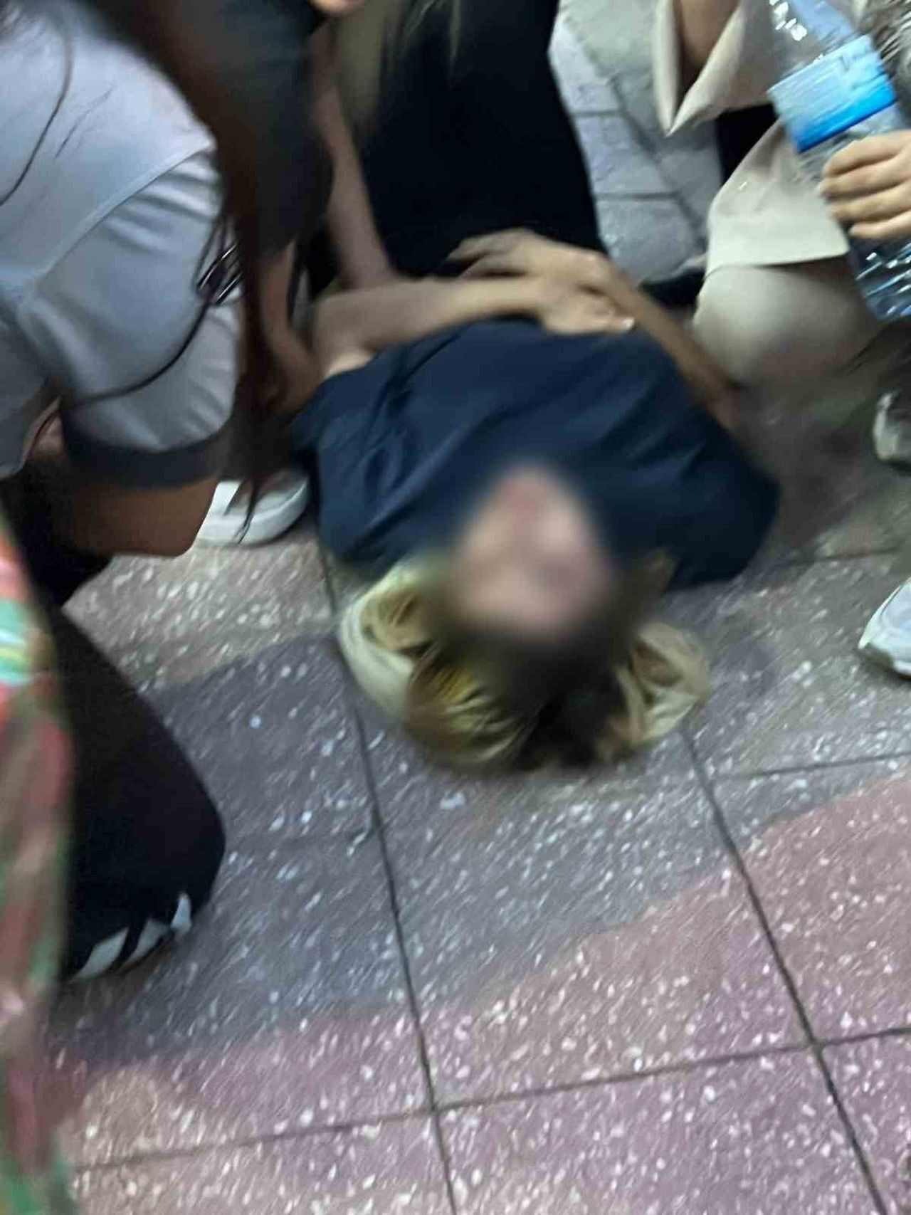 ADANA’DA BİR KADIN KALDIRIMDA YÜRÜDÜĞÜ SIRADA KOCASI TARAFINDAN BIÇAKLANDI. YARALANAN KADIN...