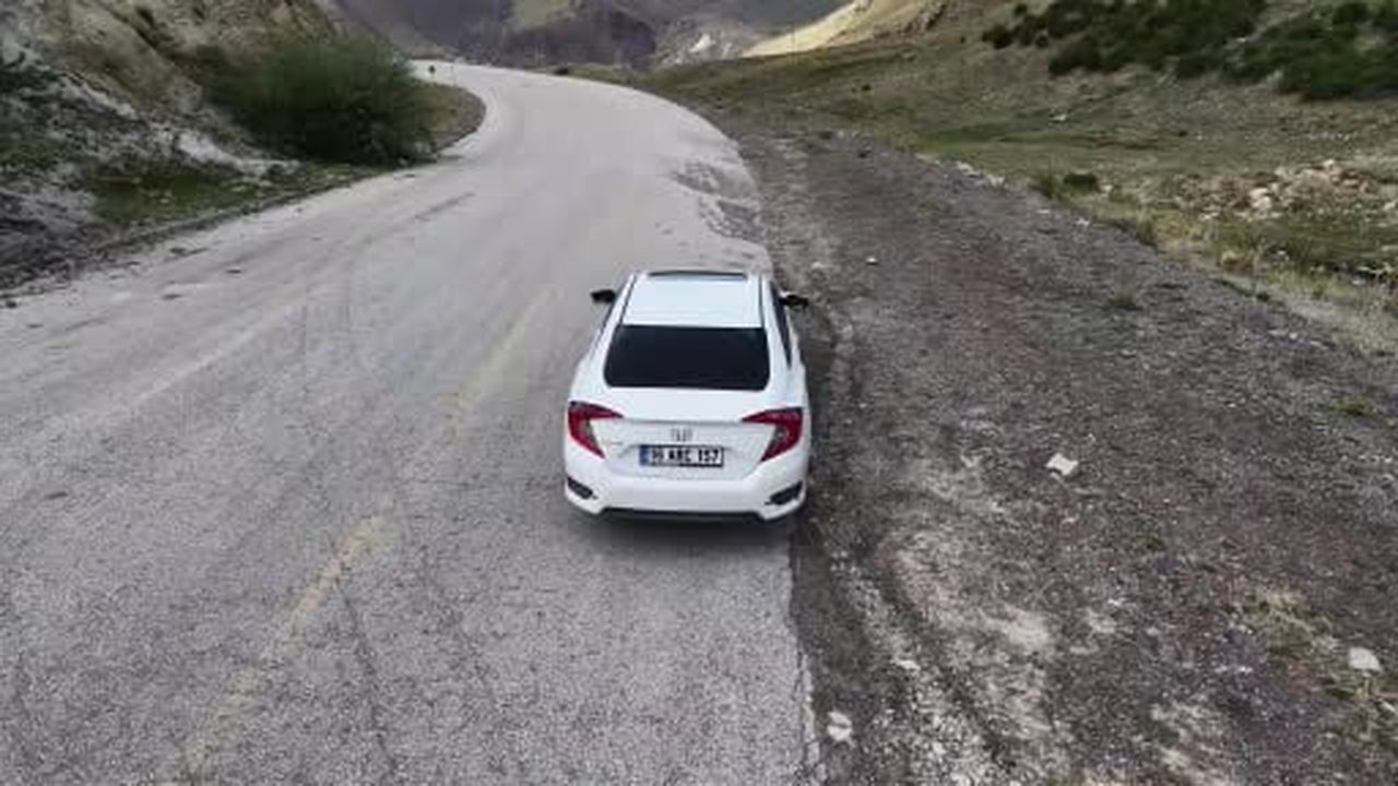 Erzurum'da bir gizemli yol daha: Araçlar vites boştayken yokuş yukarı gidiyor