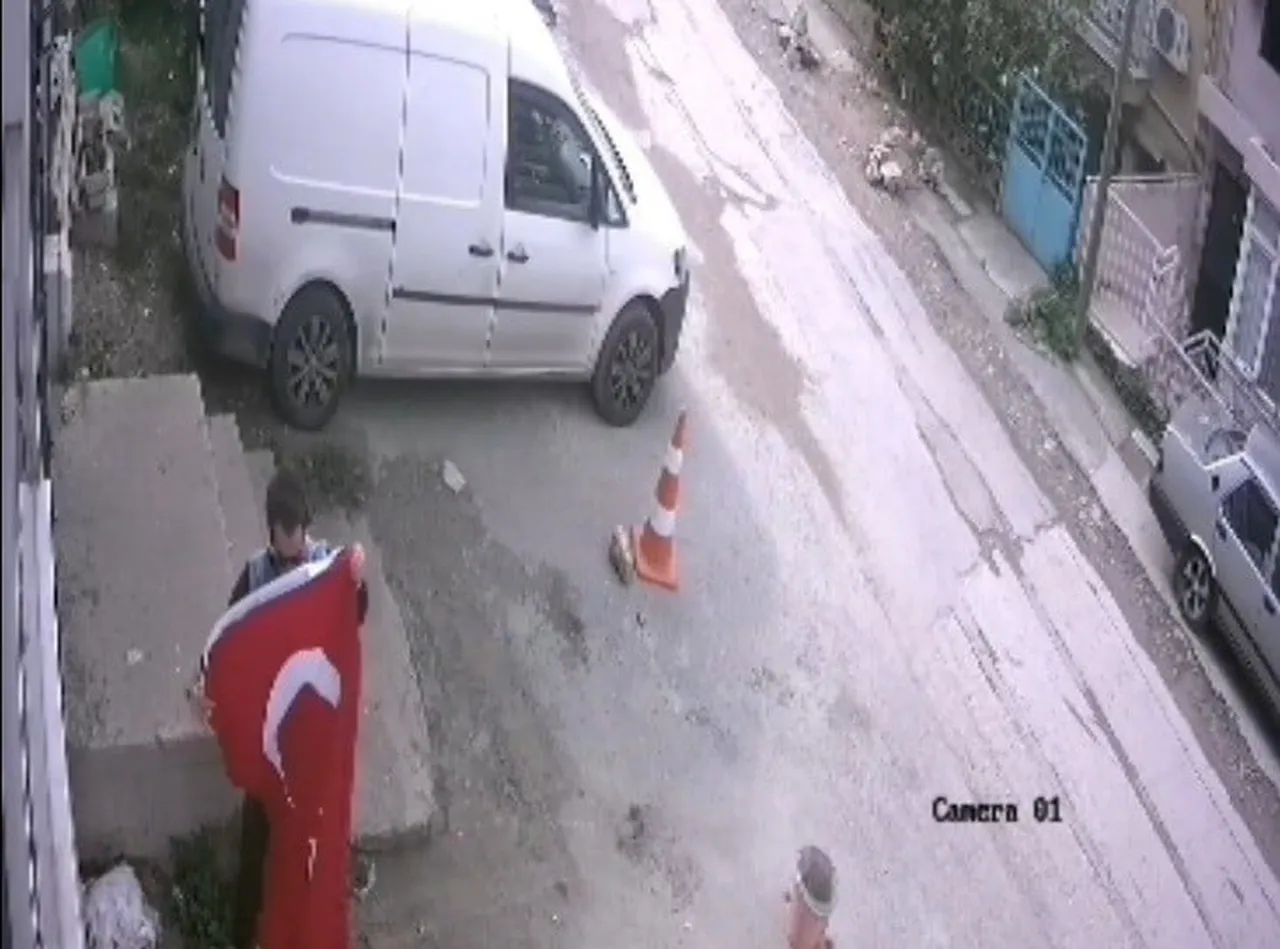 İZMİR'İN BORNOVA İLÇESİNDE BİR EVİN BALKONUNDA ASILI OLAN TÜRK BAYRAĞI, İPİNİN KOPMASI SONUCU YERE...