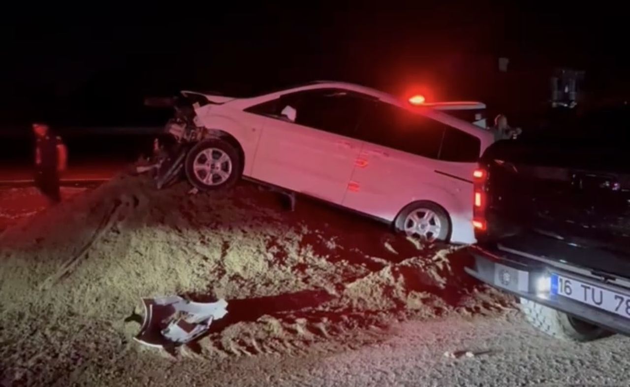 KONTROLDEN ÇIKAN OTOMOBİL KUM RAMPADA ASILI KALDI