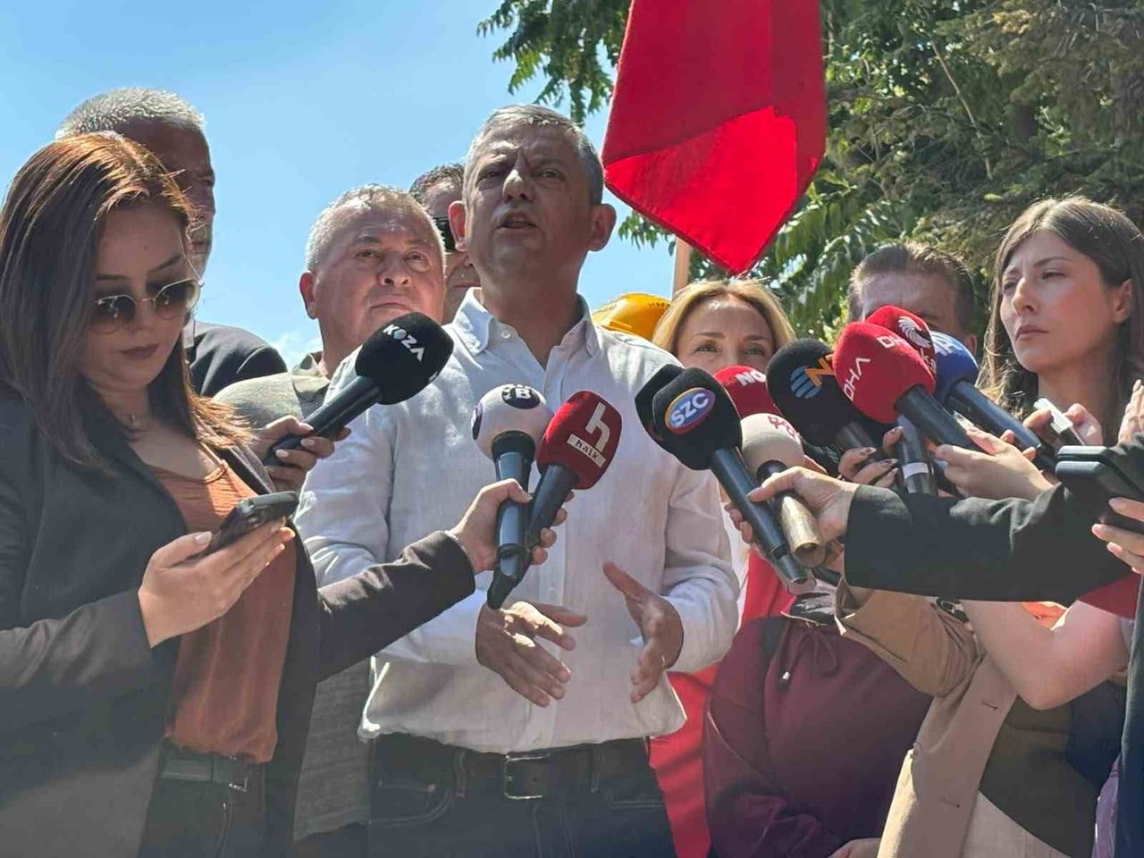 İŞÇİLERE ZİYARETTE BULUNAN YENİ PARTİ GENEL BAŞKANI ÖZGÜR ÖZEL İSE, "BASININ VE SİYASETİN İLGİSİ...