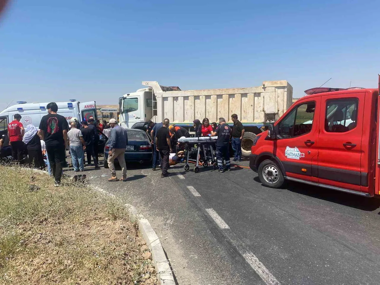 BATMAN-DİYARBAKIR KARA YOLU SÜRÜCÜ PİSTİ KAVŞAĞI’NDA KAMYON İLE OTOMOBİLİN ÇARPIŞMASI SONUCU...