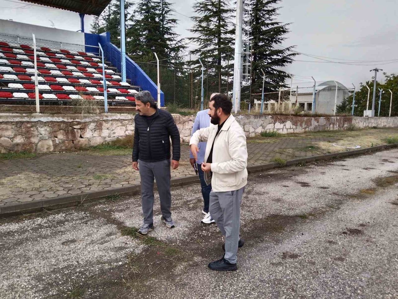 ESKİŞEHİR'DE BULUNAN NECDET YILDIRIM SPOR SAHASI'NDA YENİLEME ÇALIŞMALARI YAPILIYOR.