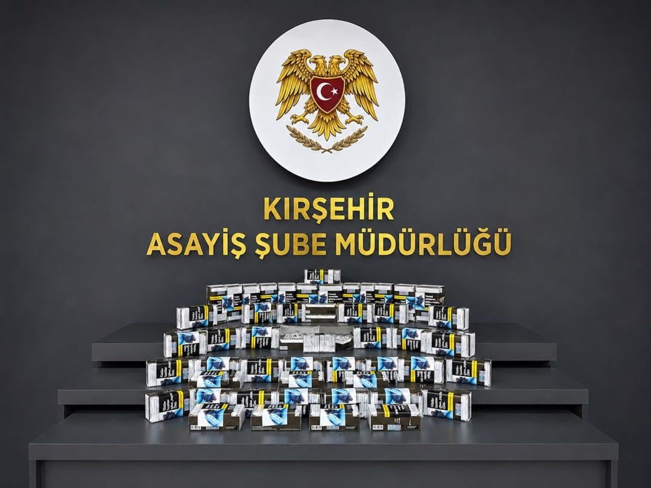 KIRŞEHİR'DE POLİS DURDURULAN BİR ARAÇTA YAPILAN ARAMADA 460 PAKET DOLDURULMUŞ MAKARON SİGARA ELE...