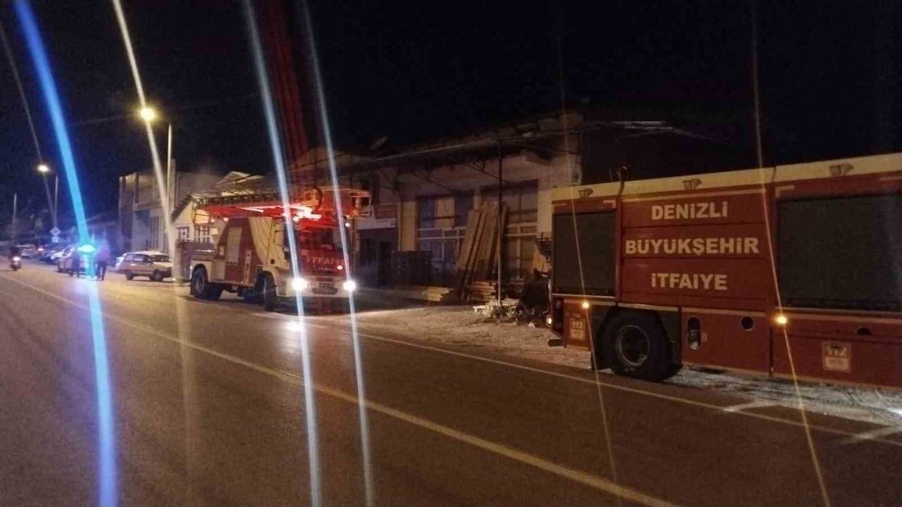 DENİZLİ’NİN ÇAL İLÇESİNDE MARANGOZHANEDE GECE SAATLERİNDE ÇIKAN YANGIN, İTFAİYE EKİPLERİNİN HIZLI...