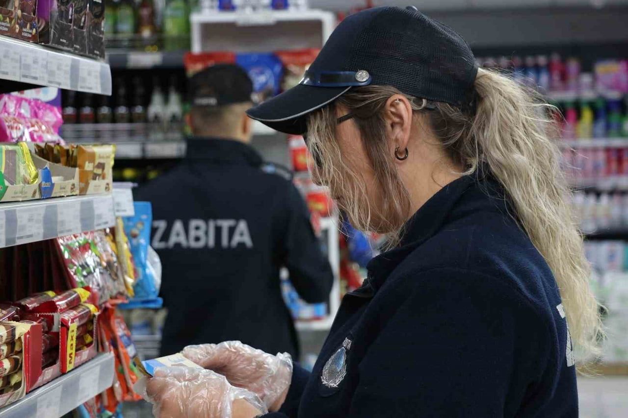 DÜZCE’NİN CUMAYERİ İLÇESİNDE ZABITA AMİRLİĞİ EKİPLERİ, VATANDAŞLARIN SAĞLIKLI VE GÜVENİLİR GIDAYA...