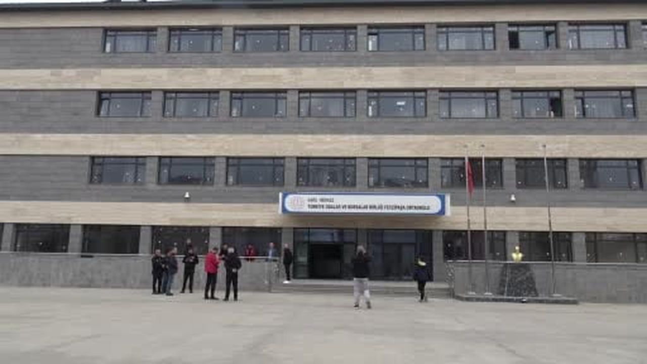 Kars’ta afet tatbikatı gerçeğini aratmadı: Minikler güvenli alanlara koştu
