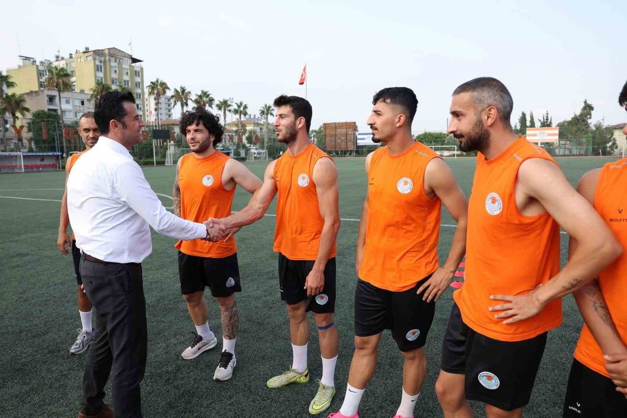 AKDENİZ KAYMAKAMI VE BELEDİYE BAŞKAN VEKİLİ MURAT BEŞİKCİ, 2026-2027 FUTBOL SEZONU PROFESYONELLİĞE...