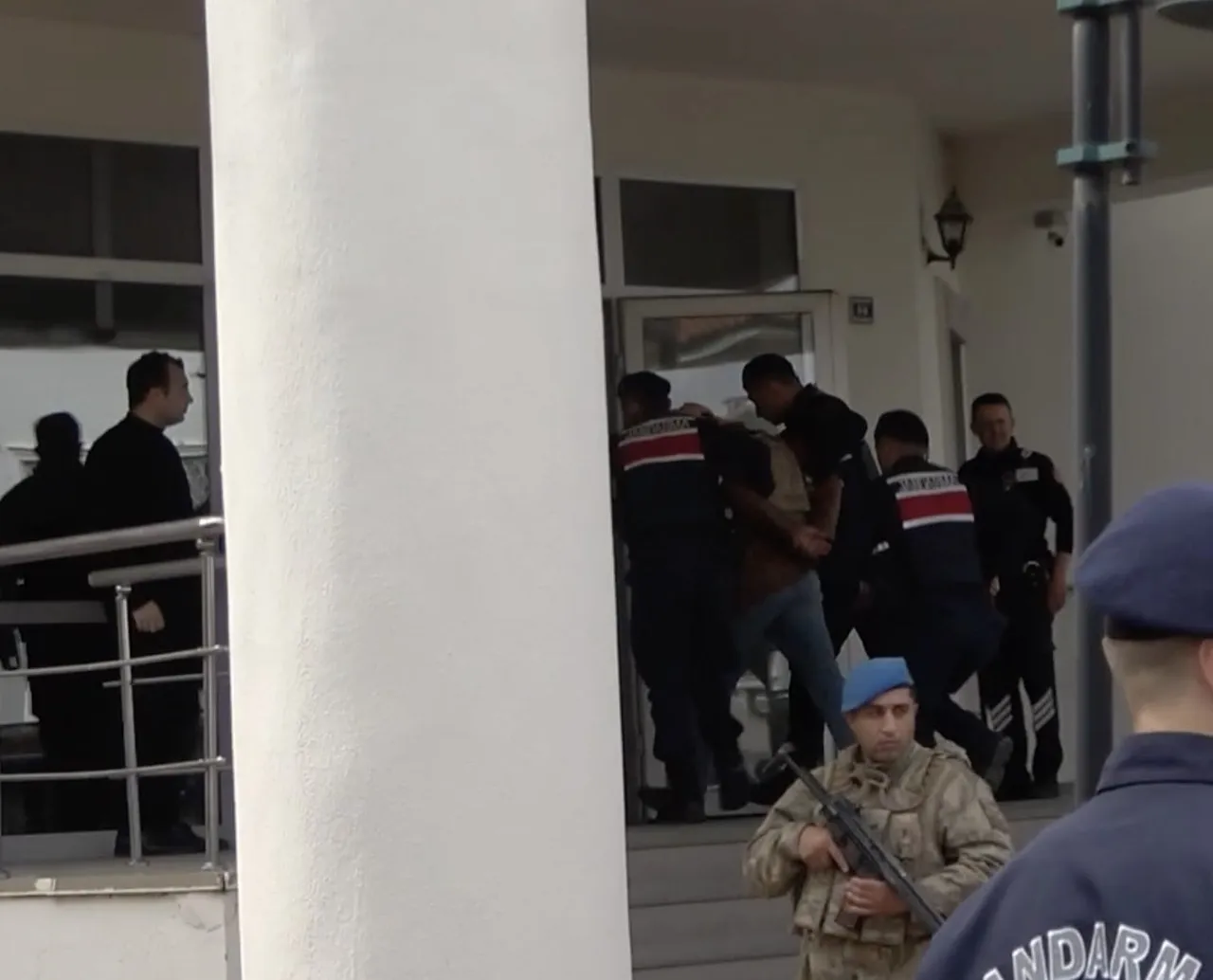 KASTAMONU'NUN TAŞKÖPRÜ İLÇESİNDE HUSUMETLİ OLDUĞU VE TARLADA TARTIŞTIĞI 4 KİŞİYİ SİLAHLA VURARAK...