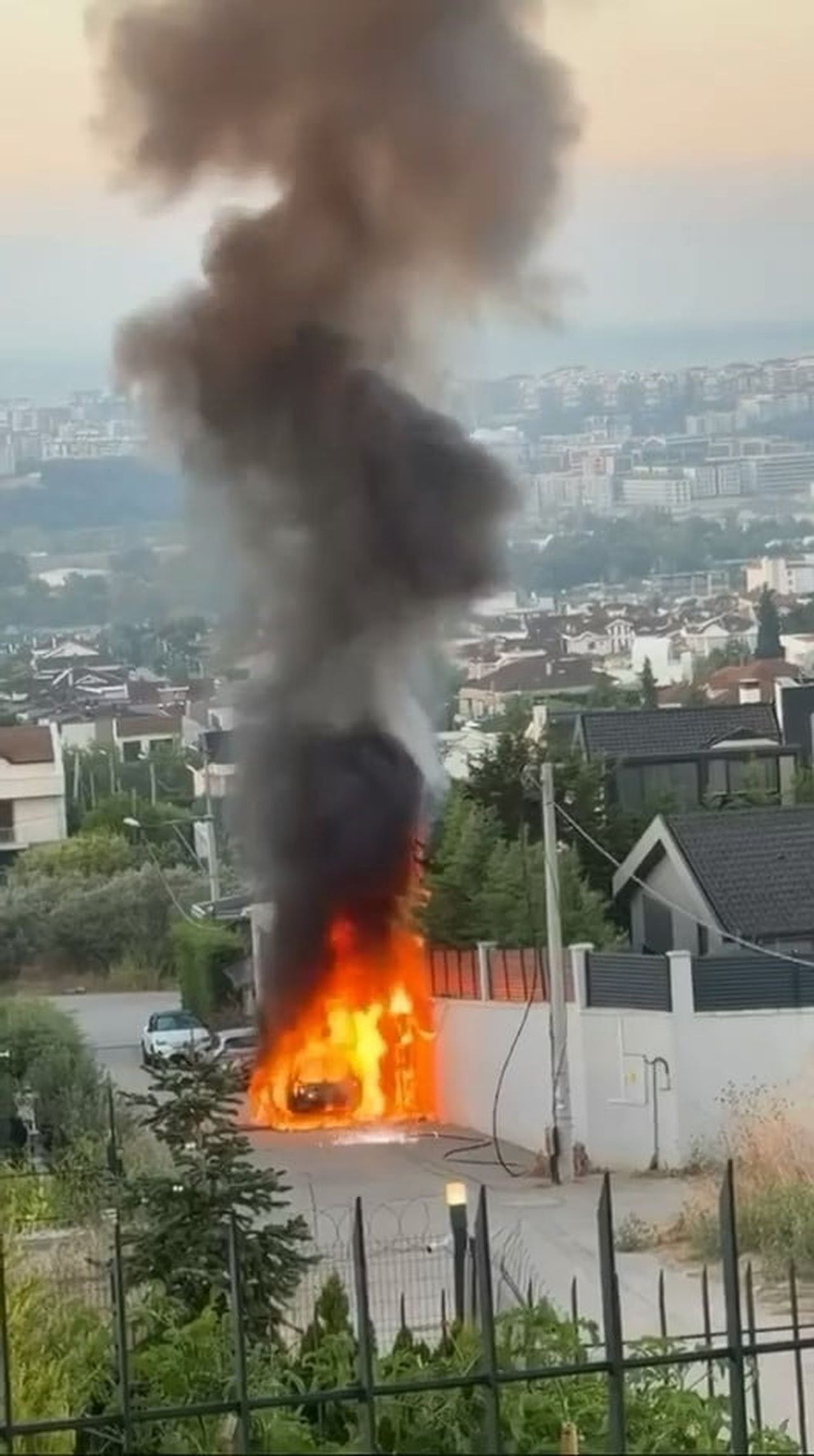 BURSA'DA PARK HALİNDEKİ ARAÇ HENÜZ BİLİNMEYEN BİR SEBEPLE ALEV ALDI.