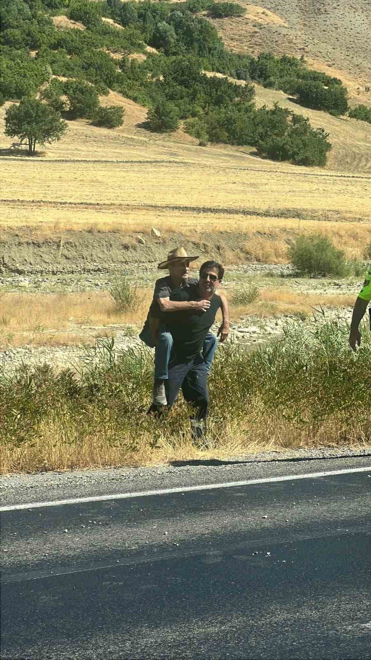 MUŞ’TA ARAÇ YOLDAN ÇIKTI: 1 KİŞİ HAFİF YARALANDI