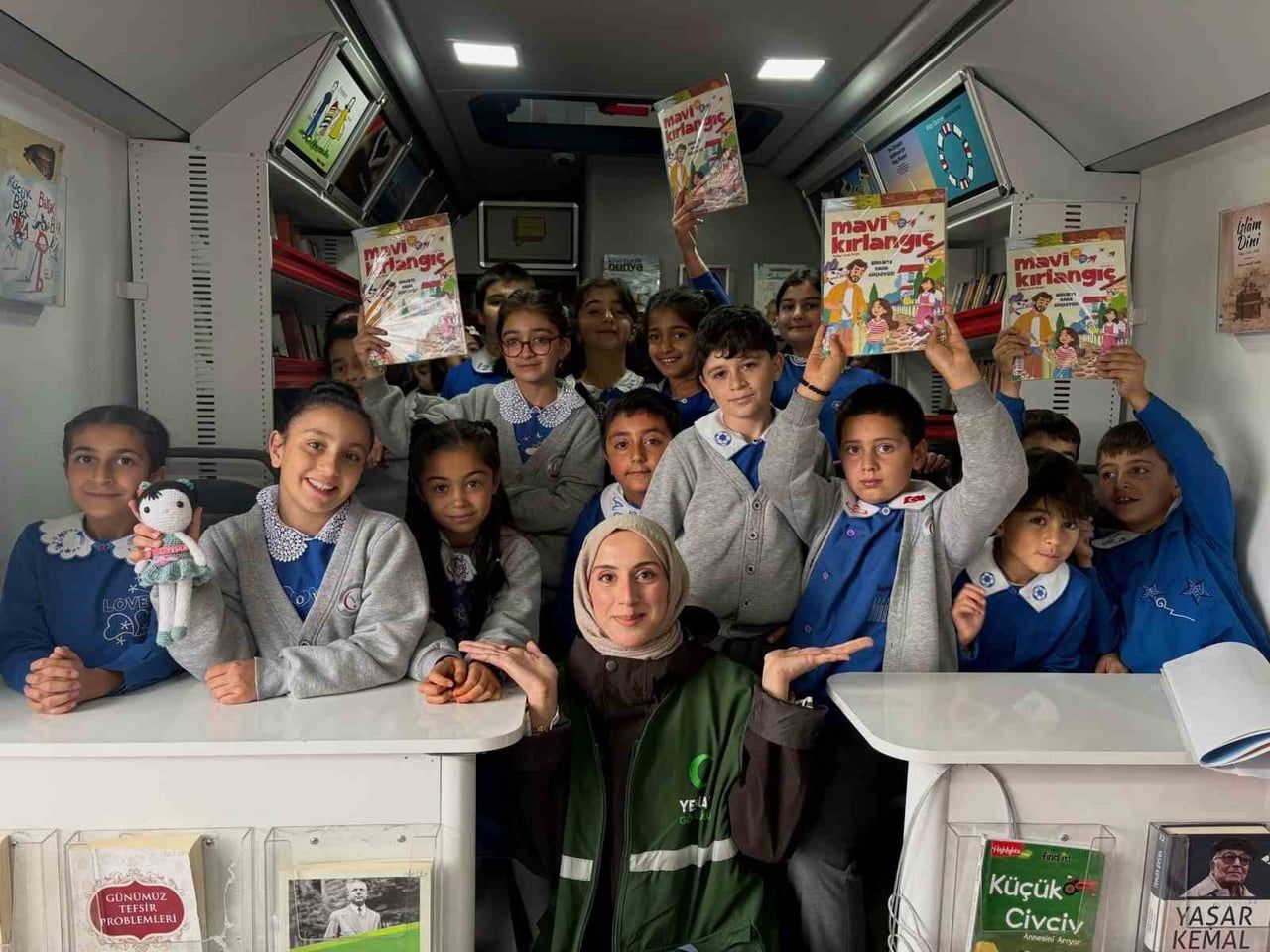 YEŞİLAY’DAN SELİM’DE ÖĞRENCİLERE KİTAP VE FARKINDALIK BULUŞMASI(KARS-İHA)