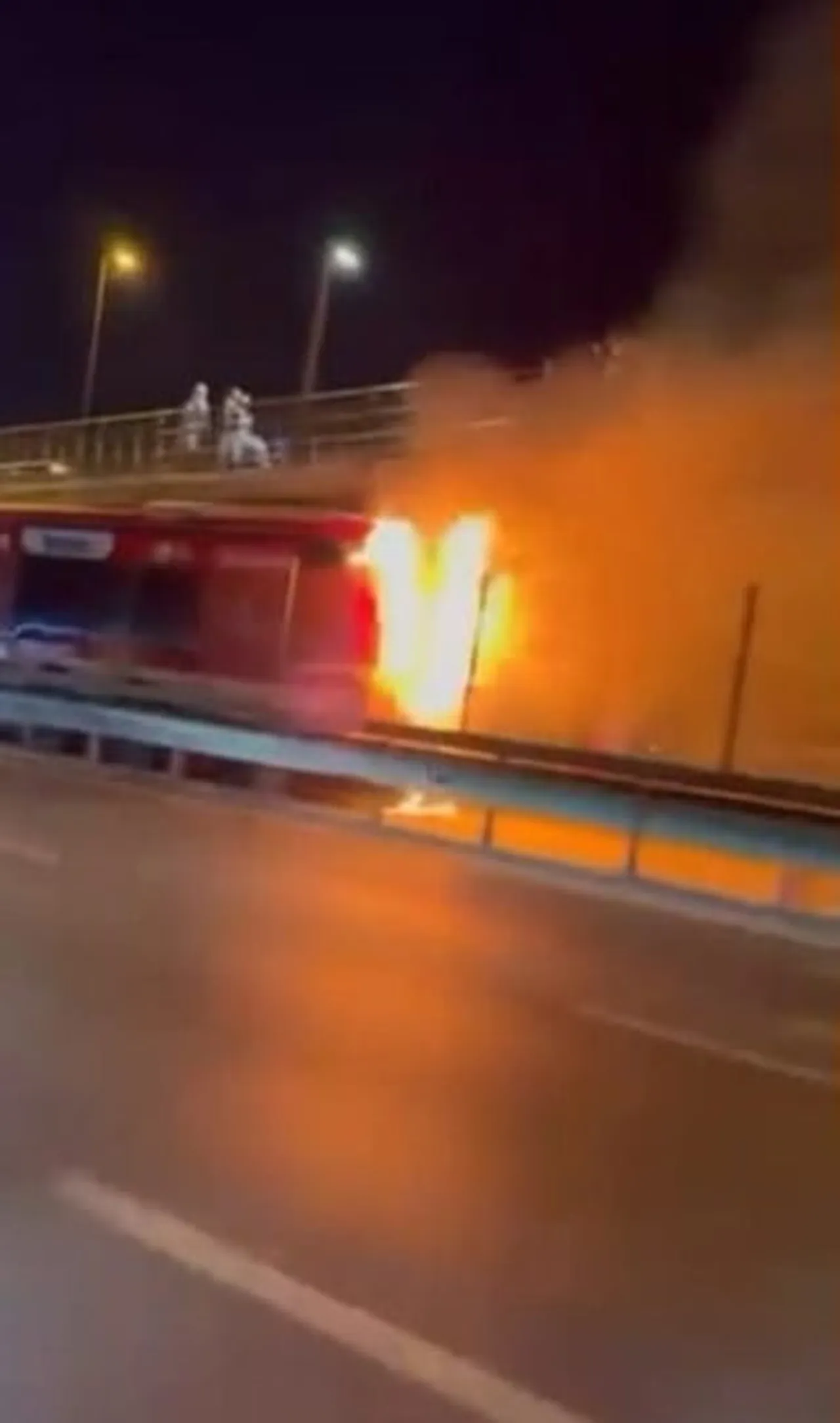 KAĞITHANE’DE METROBÜS ALEVLERE TESLİM OLDU, YOLCULAR TAHLİYE EDİLDİ