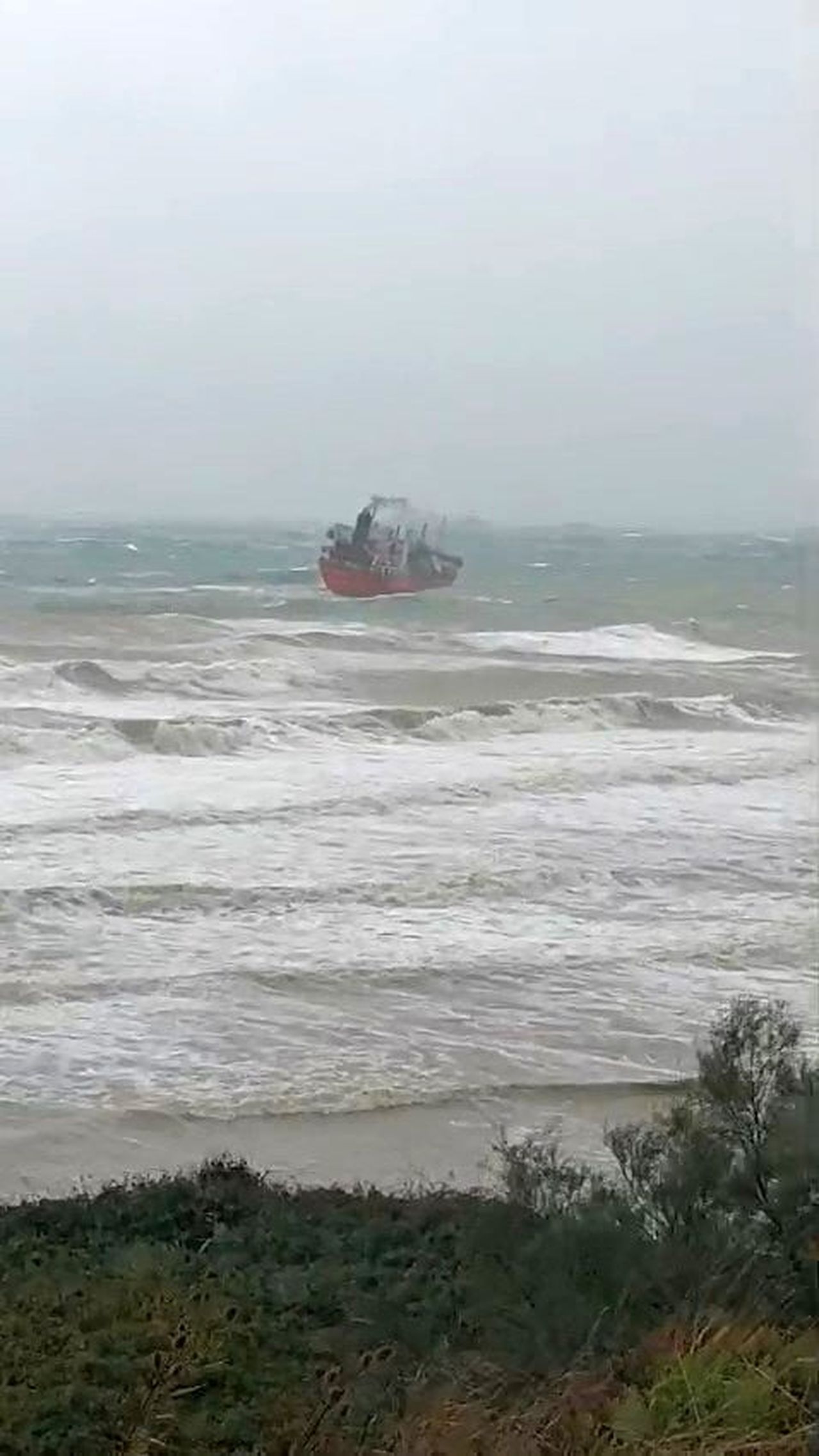 SARIYER'DE ŞİDDETLİ FIRTINADA SÜRÜKLENEN LPG TANKERİ BÖYLE GÖRÜNTÜLENDİ