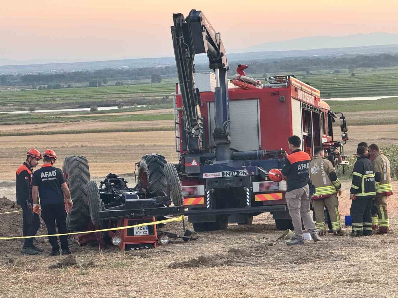 EDİRNE’DE TRAKTÖRÜN ALTINDA KALAN KARI KOCA HAYATINI KAYBETTİ