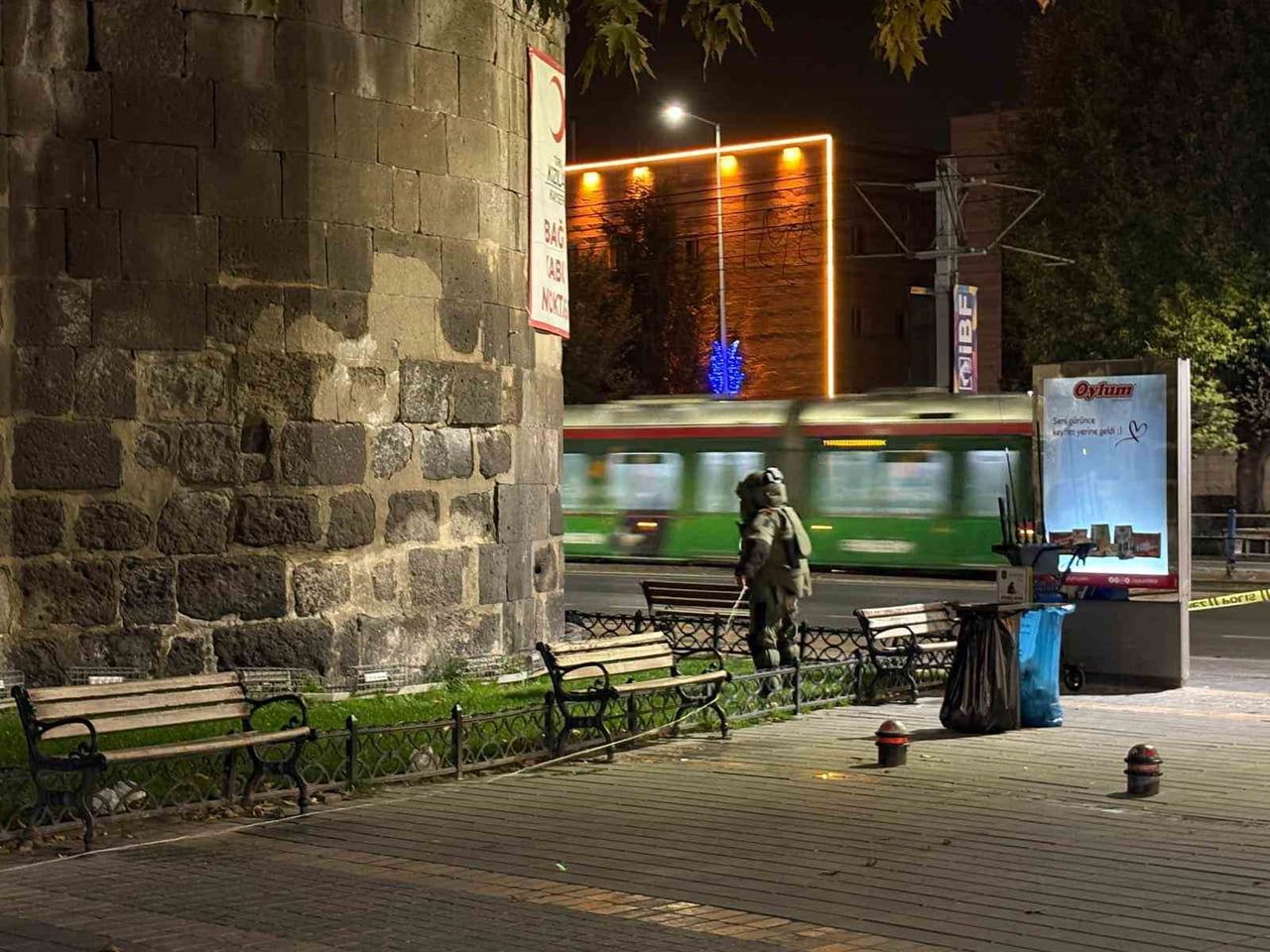KAYSERİ’NİN MELİKGAZİ İLÇESİNDE BİR BANKIN ARKASINDA UNUTULAN SIRT ÇANTASI PANİĞE NEDEN OLDU....