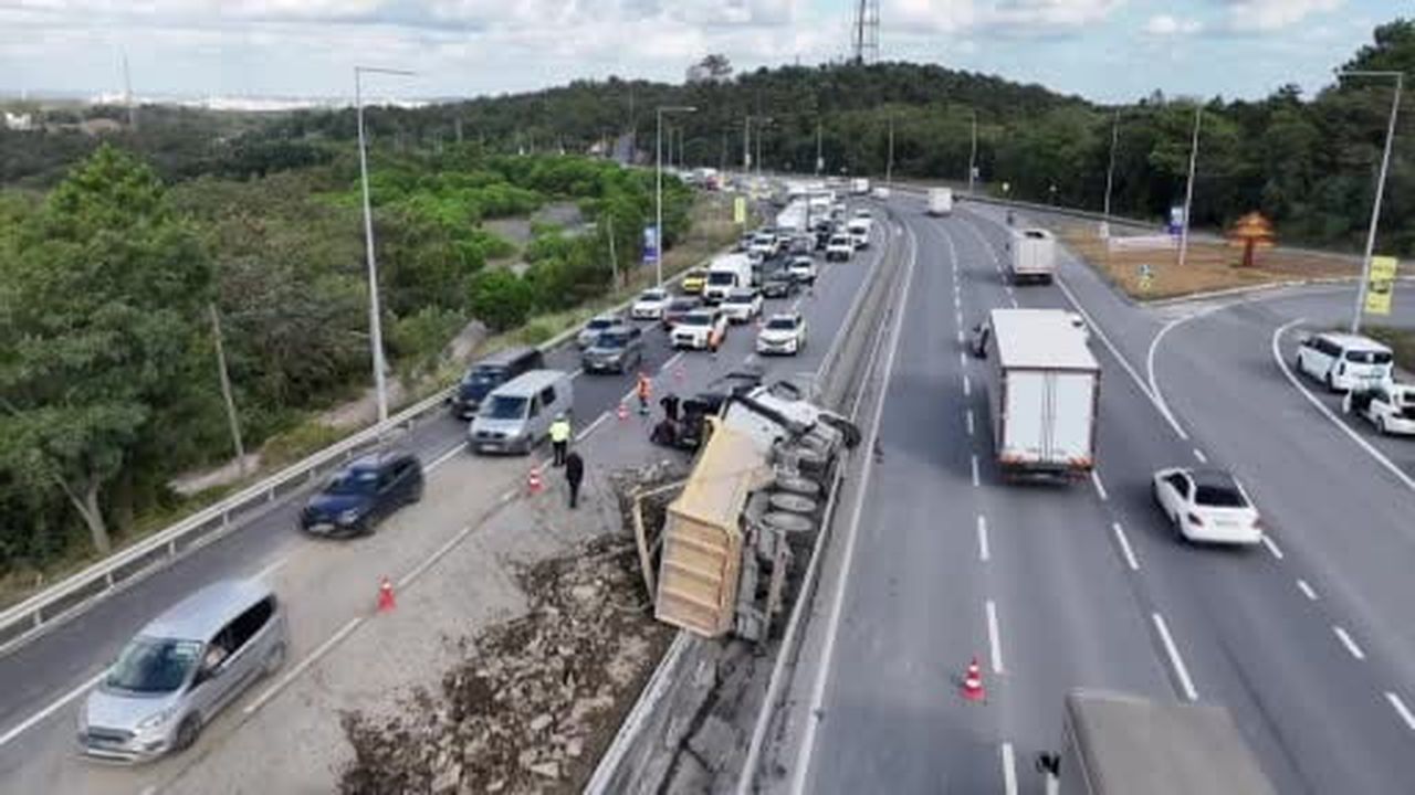 Arnavutköy’de hafriyat kamyonu devrildi: Molozlar karşı şeride savruldu, 1 yaralı